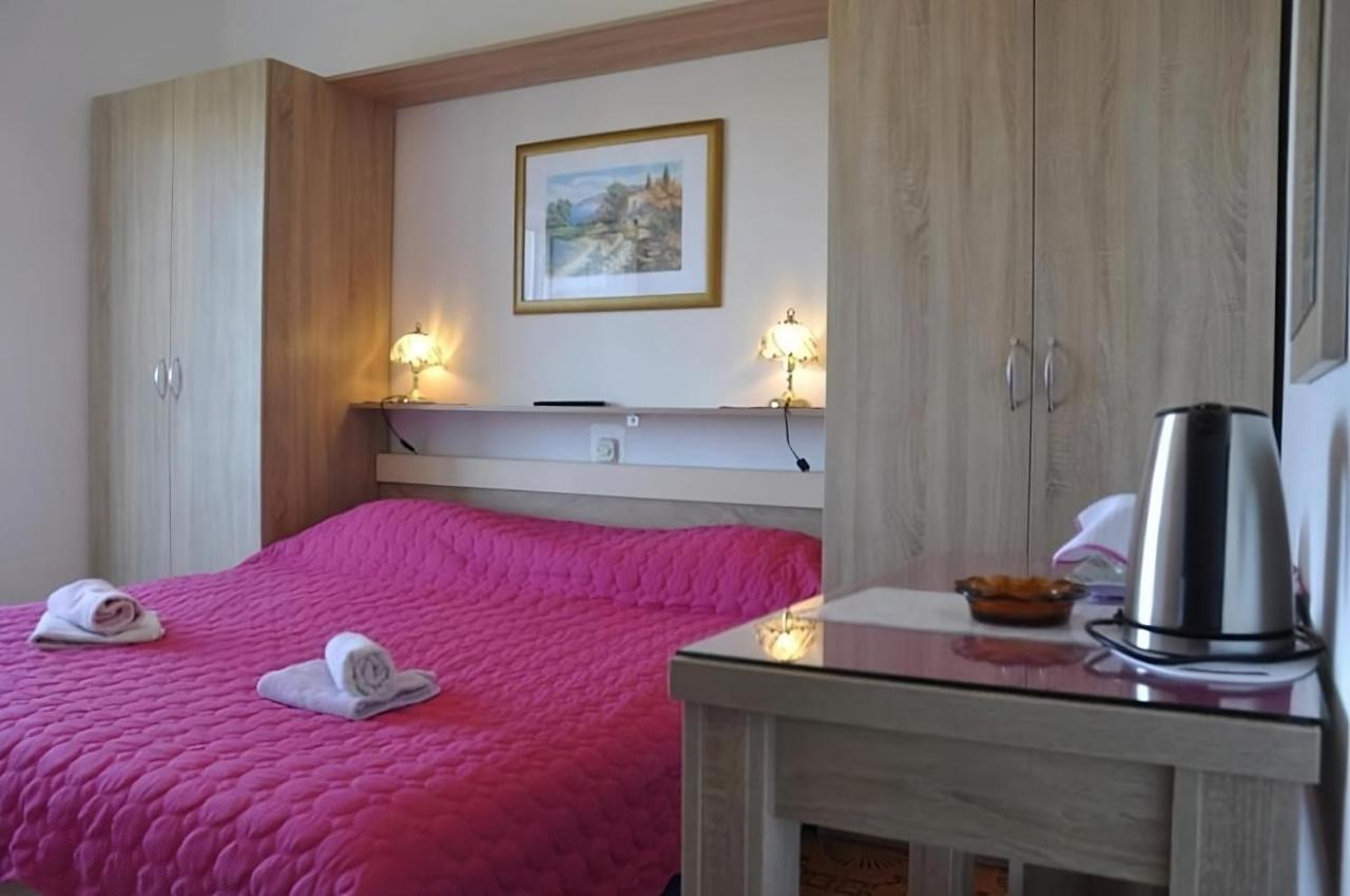Kuca Carmen Hotel Rab Town Bagian luar foto